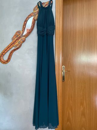 Vestido largo verde con pedrería