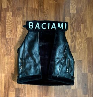 Chaleco negro con pelo y logo