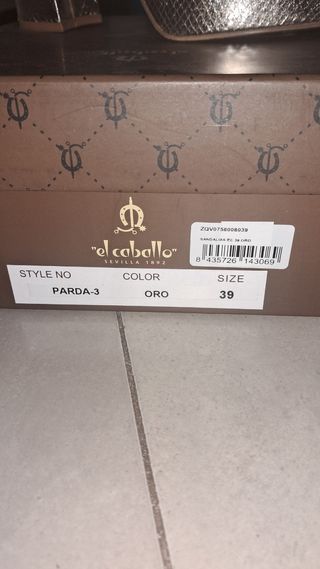 Sandalias doradas de tacón. El caballo