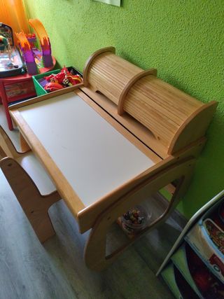 Escritorio infantil de madera con silla