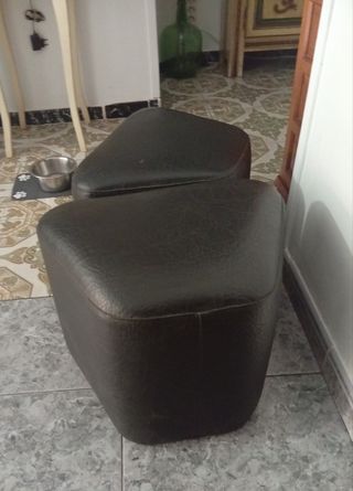 Reposapiés de cuero sintético negro