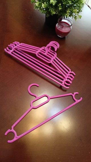 Conjunto de 10 perchas pequeñas.