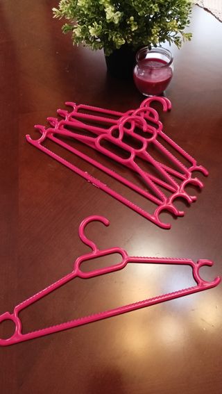 Conjunto de 10 perchas pequeñas.