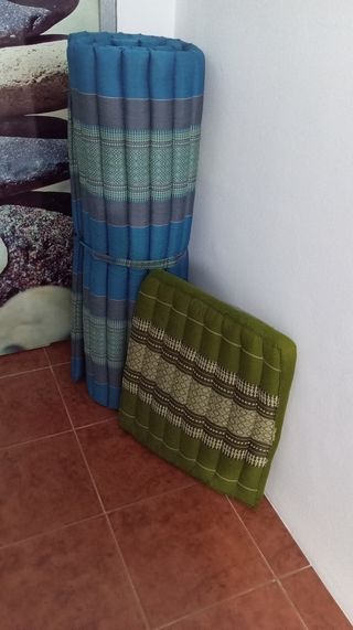 Futon para masajes color azul.