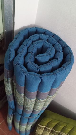Futon para masajes color azul.