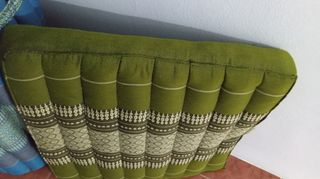 Futon para masajes color azul.