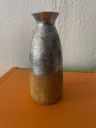 Jarrón de metal y madera