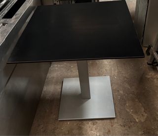 Mesa cuadrada negra
