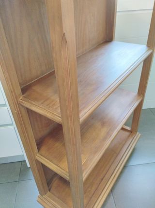 Estantería de madera maciza
