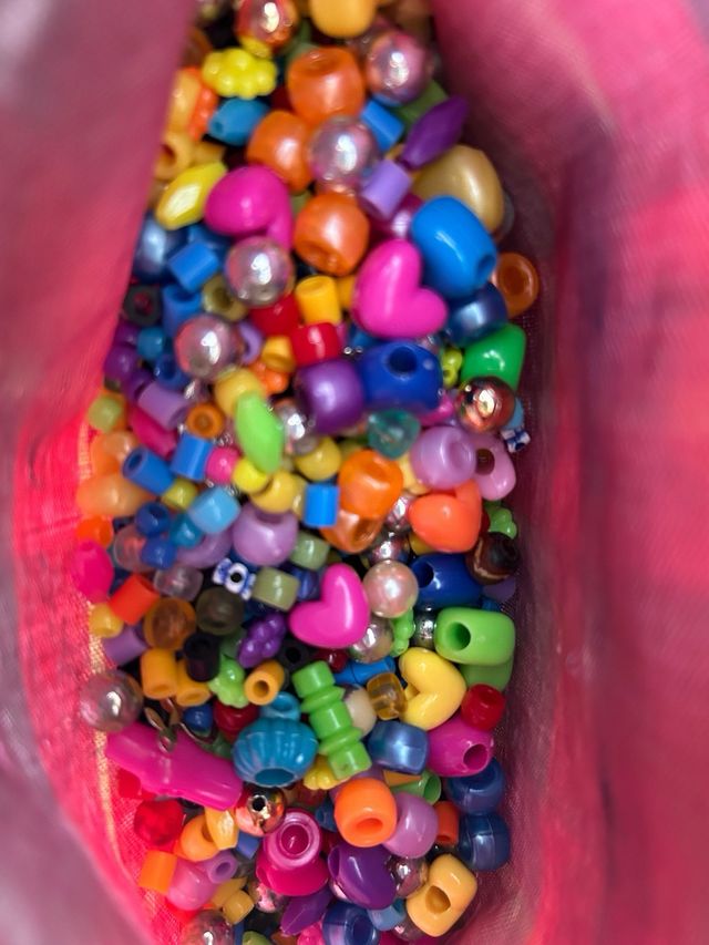 Juego de manualidades con letras y abalorios