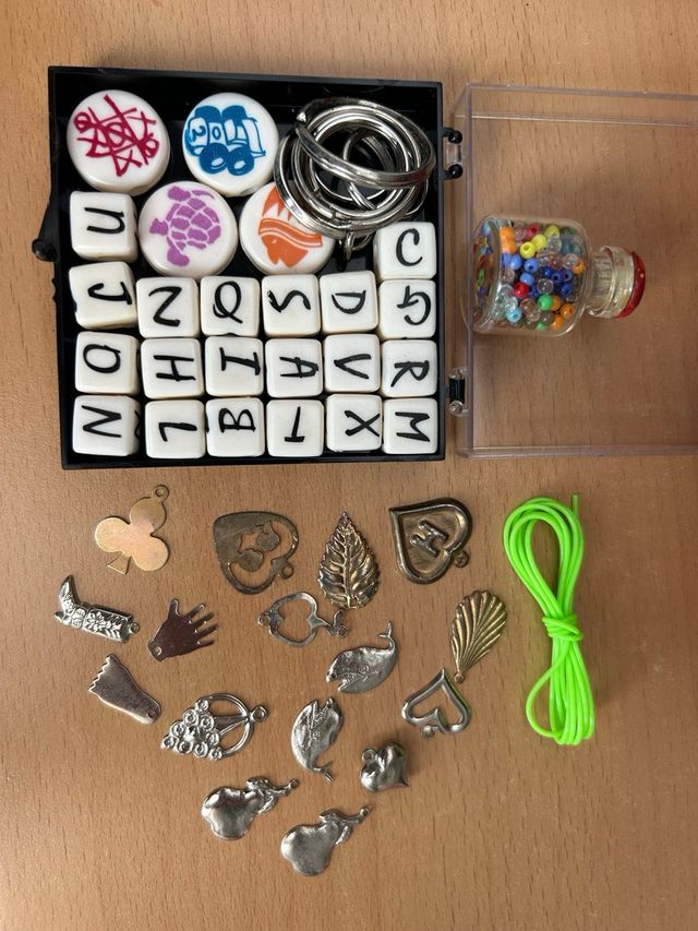 Juego de manualidades con letras y abalorios