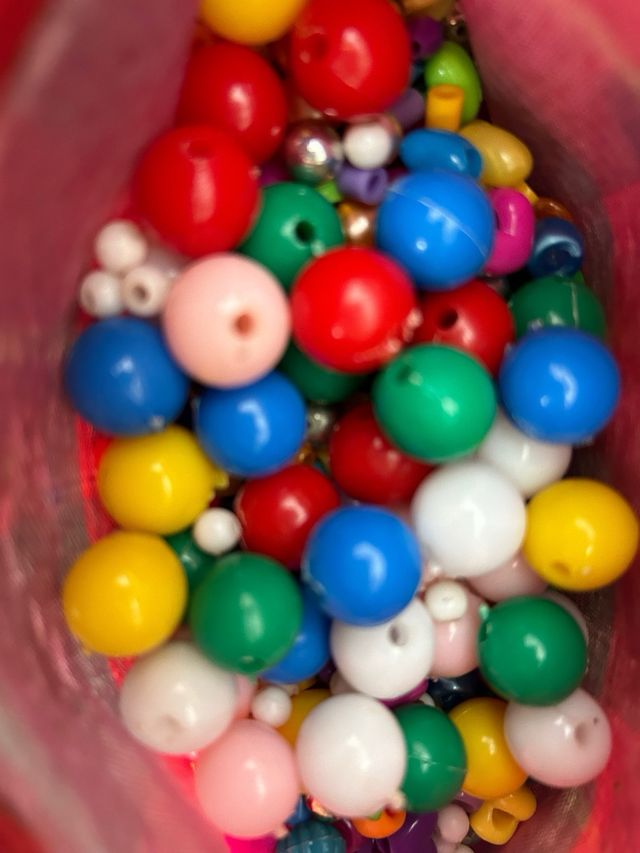 Juego de manualidades con letras y abalorios