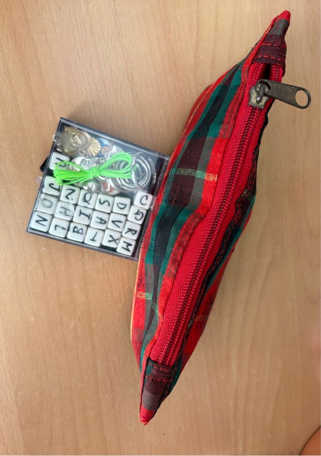 Juego de manualidades con letras y abalorios