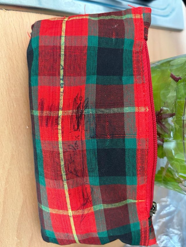 Juego de manualidades con letras y abalorios