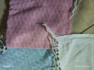Asciugamani in tessuto blu e rosa