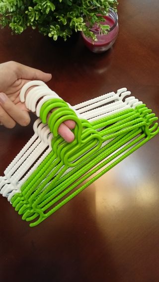 Conjunto de 10 perchas pequeñas.