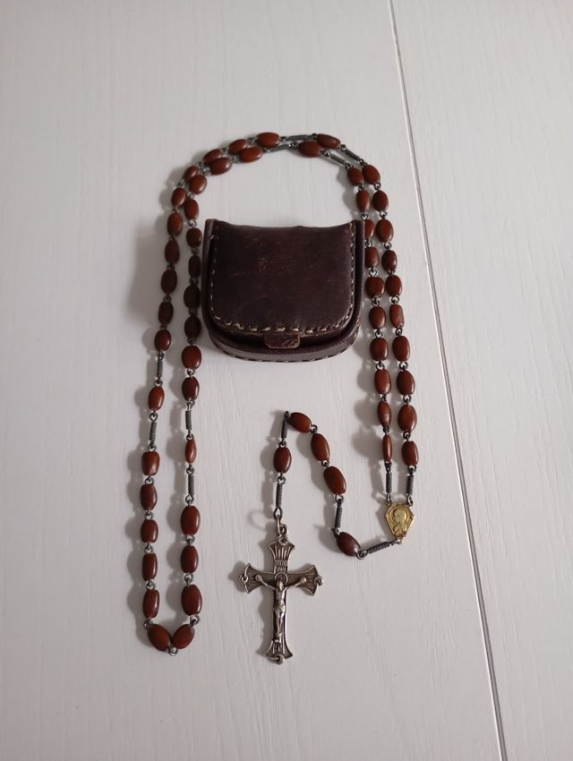 Rosario antiguo con estuche de cuero
