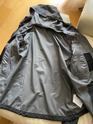 Chaqueta Ternua impermeable marrón verde oscuro
