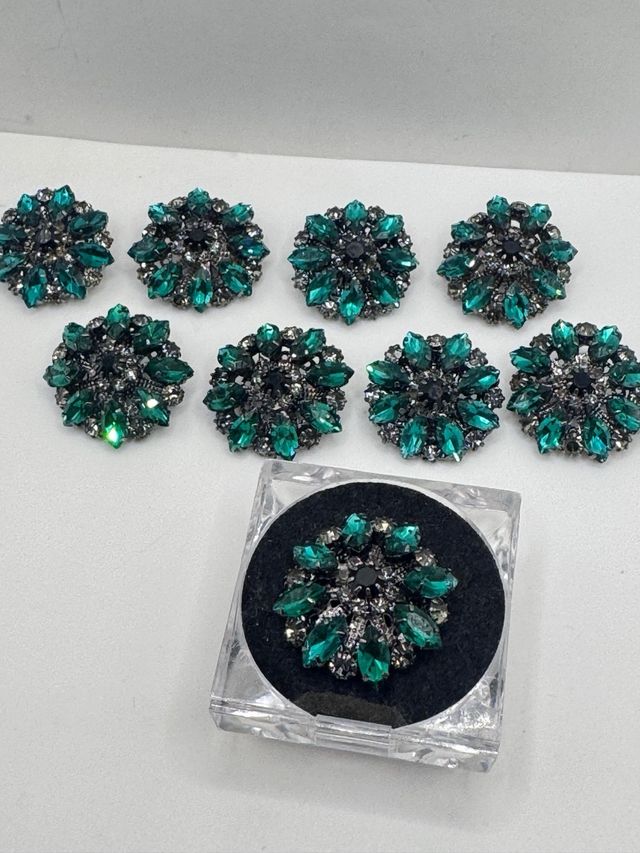 Lotto bottoni gioiello verdi e rossi