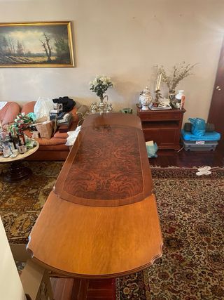 Mesa de salón extensible de madera y seis sillas.