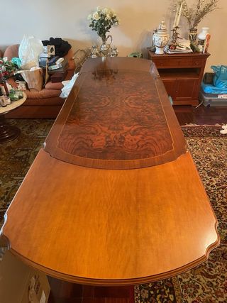 Mesa de salón extensible de madera y seis sillas.