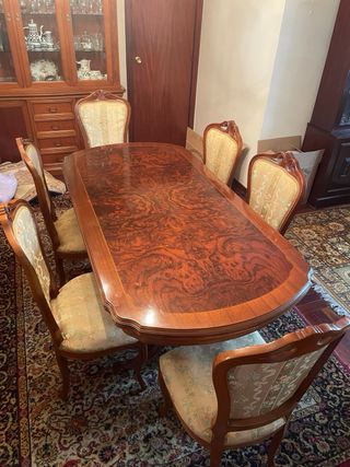 Mesa de salón extensible de madera y seis sillas.
