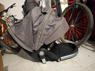 Carrito de bebé gris