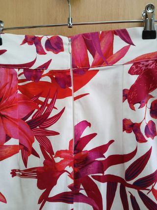 Falda floral blanca y rosa