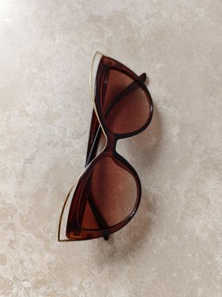 Gafas de sol marrones y doradas