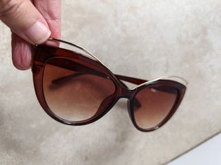 Gafas de sol marrones y doradas