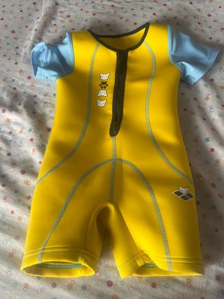 Neopreno infantil amarillo y azul marca Arena