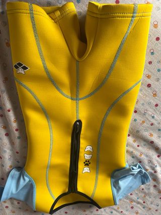 Neopreno infantil amarillo y azul marca Arena