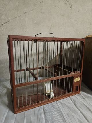 Jaula para pájaros con bebedero