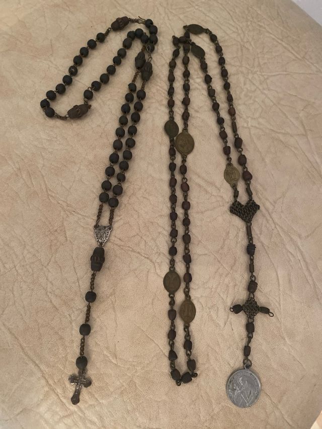 Terço antigo de metal e madeira