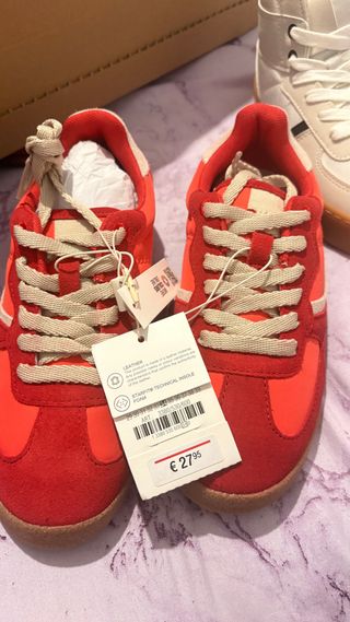 Zapatillas rojas y beige para niño
talla 33