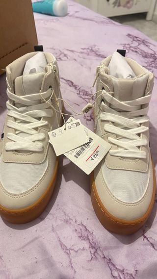 Zapatillas rojas y beige para niño
talla 33