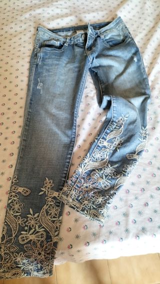 Pantalón vaquero M con bordados