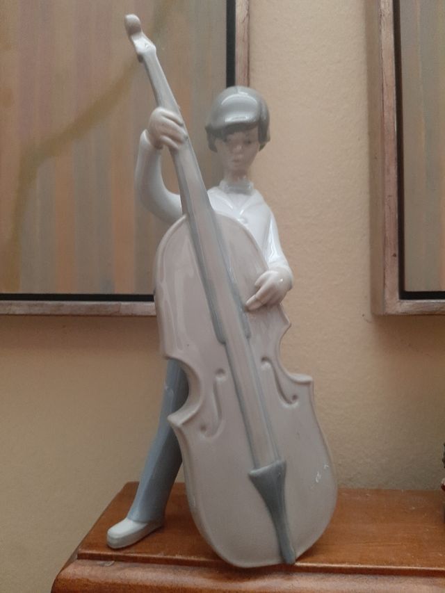 Figura Lladro de niño con contrabajo