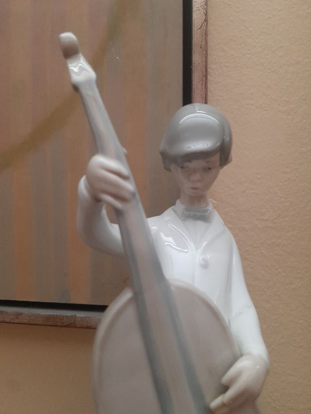 Figura Lladro de niño con contrabajo