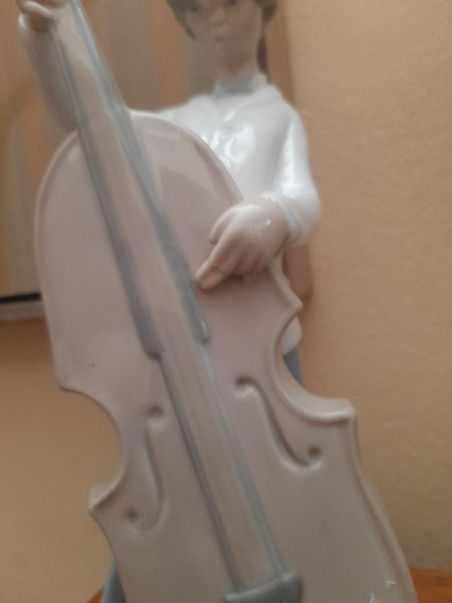 Figura Lladro de niño con contrabajo