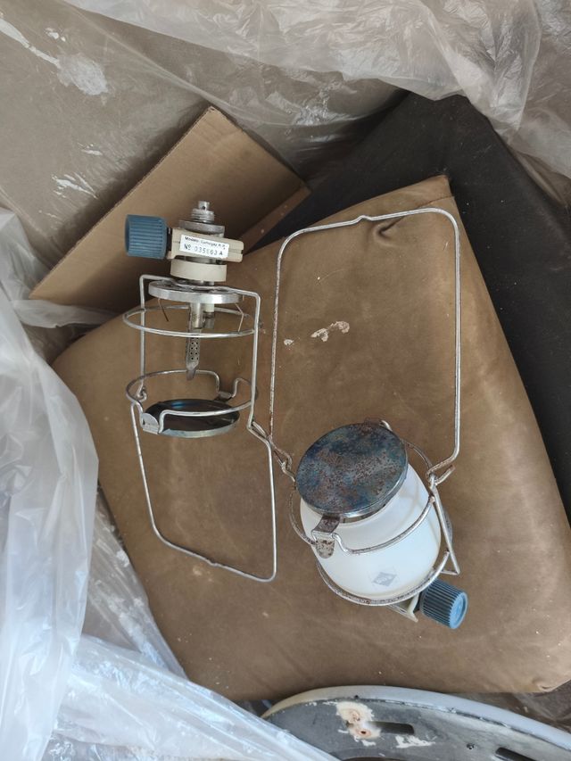 Lámpara de gas Lumigas una con tulipa, otra no