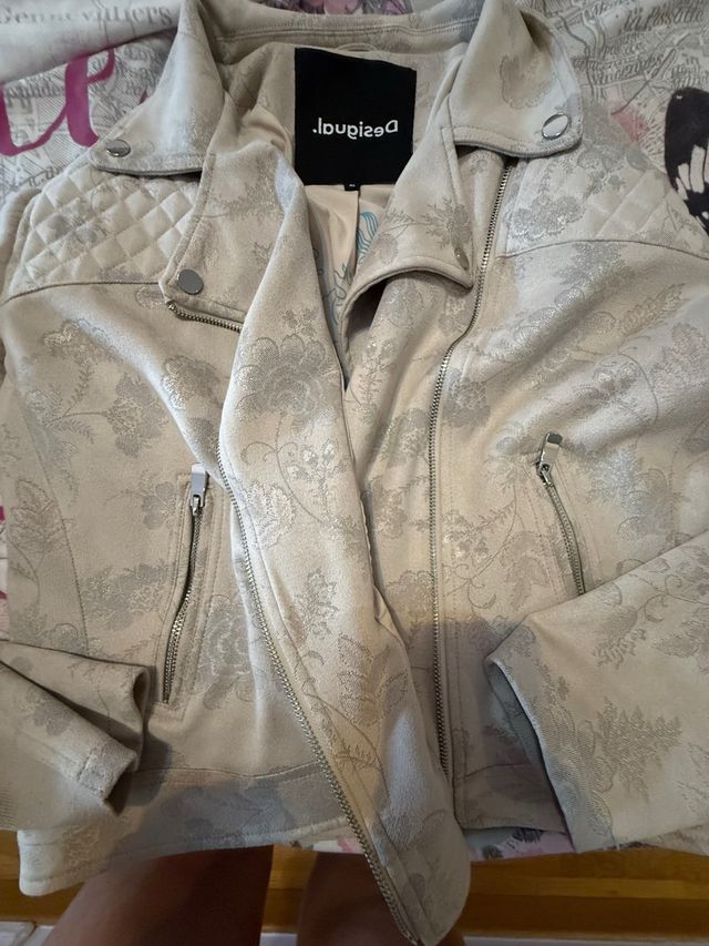 Chaqueta Desigual Beige y Plateada