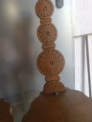 Sillas de madera tallada estilo rústico