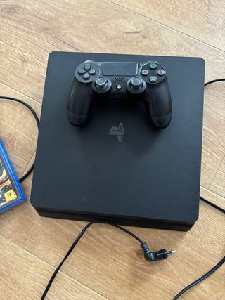PS4 (PlayStation 4) Negra con mando