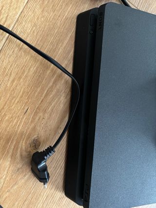 PS4 (PlayStation 4) Negra con mando