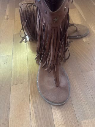 Sandalias tipo bota con flecos marrones talla 39