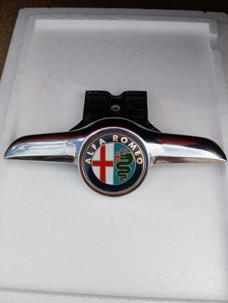 Embellecedor Capó Alfa GT