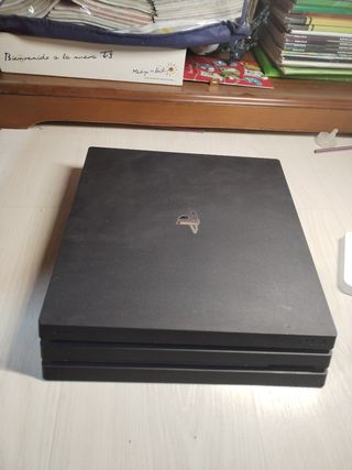 PS4 Pro Negra con cables y mando