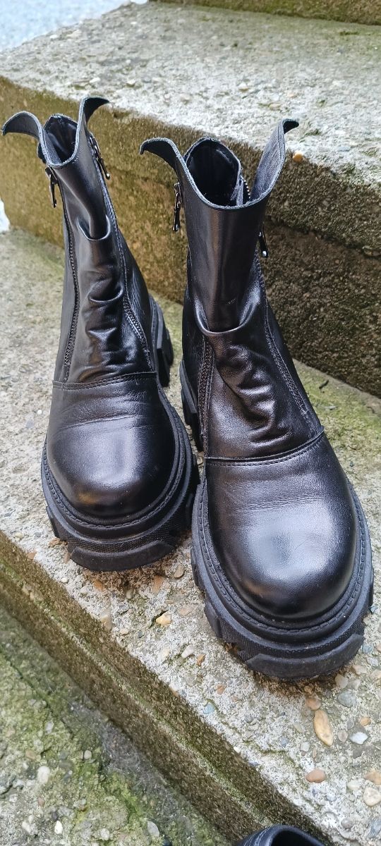 Scarponcino nero con 2 zip