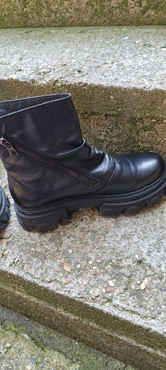 Scarponcino nero con 2 zip